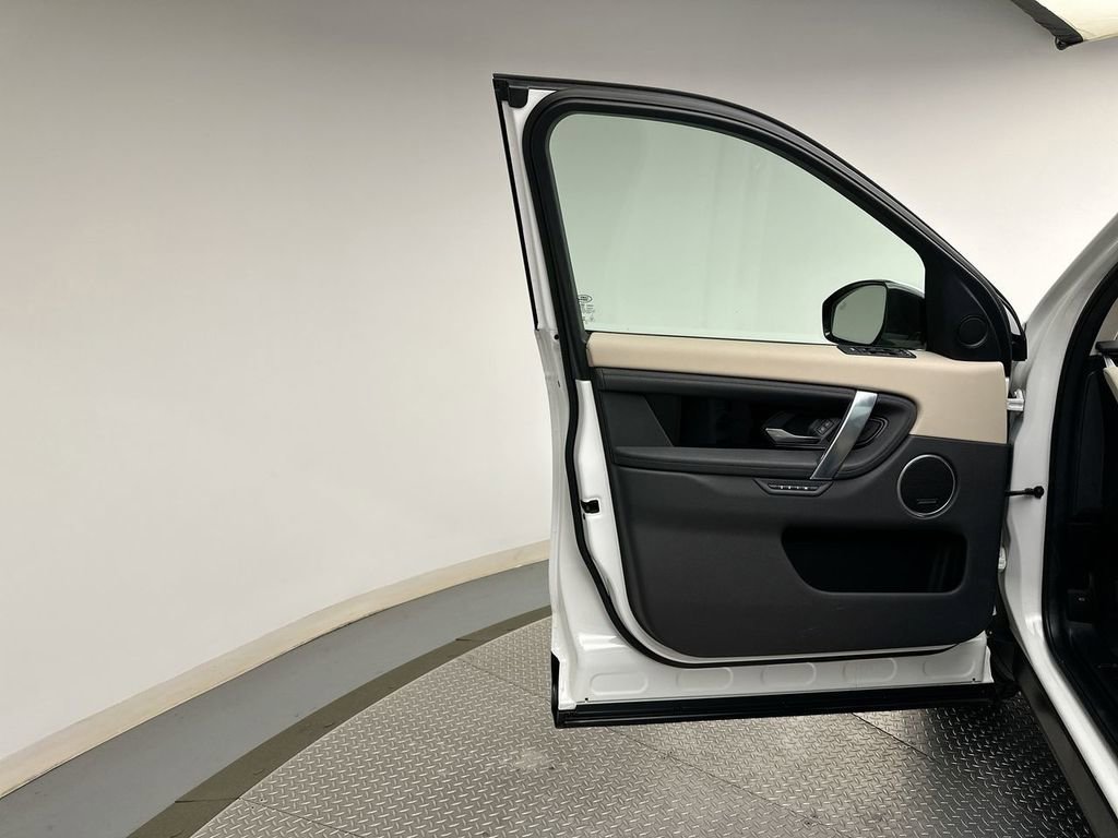 Used 2020 Land Rover Discovery Sport SE image 9