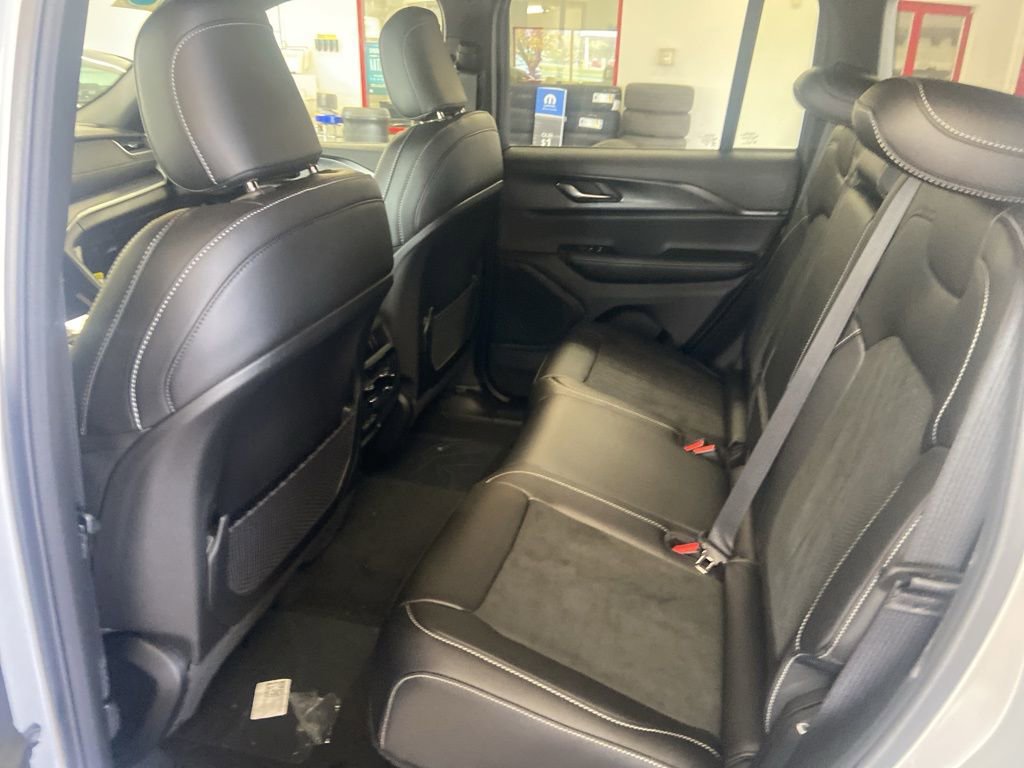 New 2025 Jeep Grand Cherokee Altitude image 9