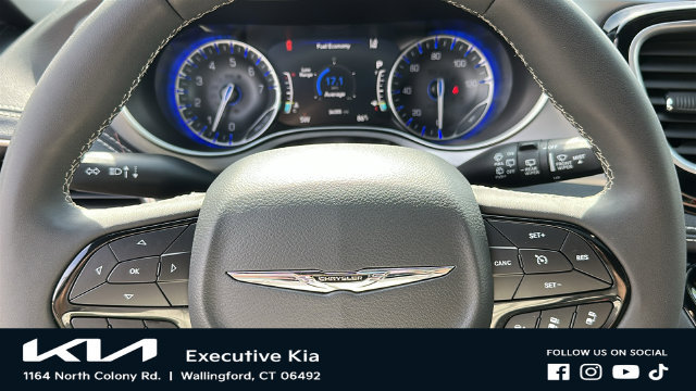 Used 2025 Chrysler Pacifica Limited FWD image 10