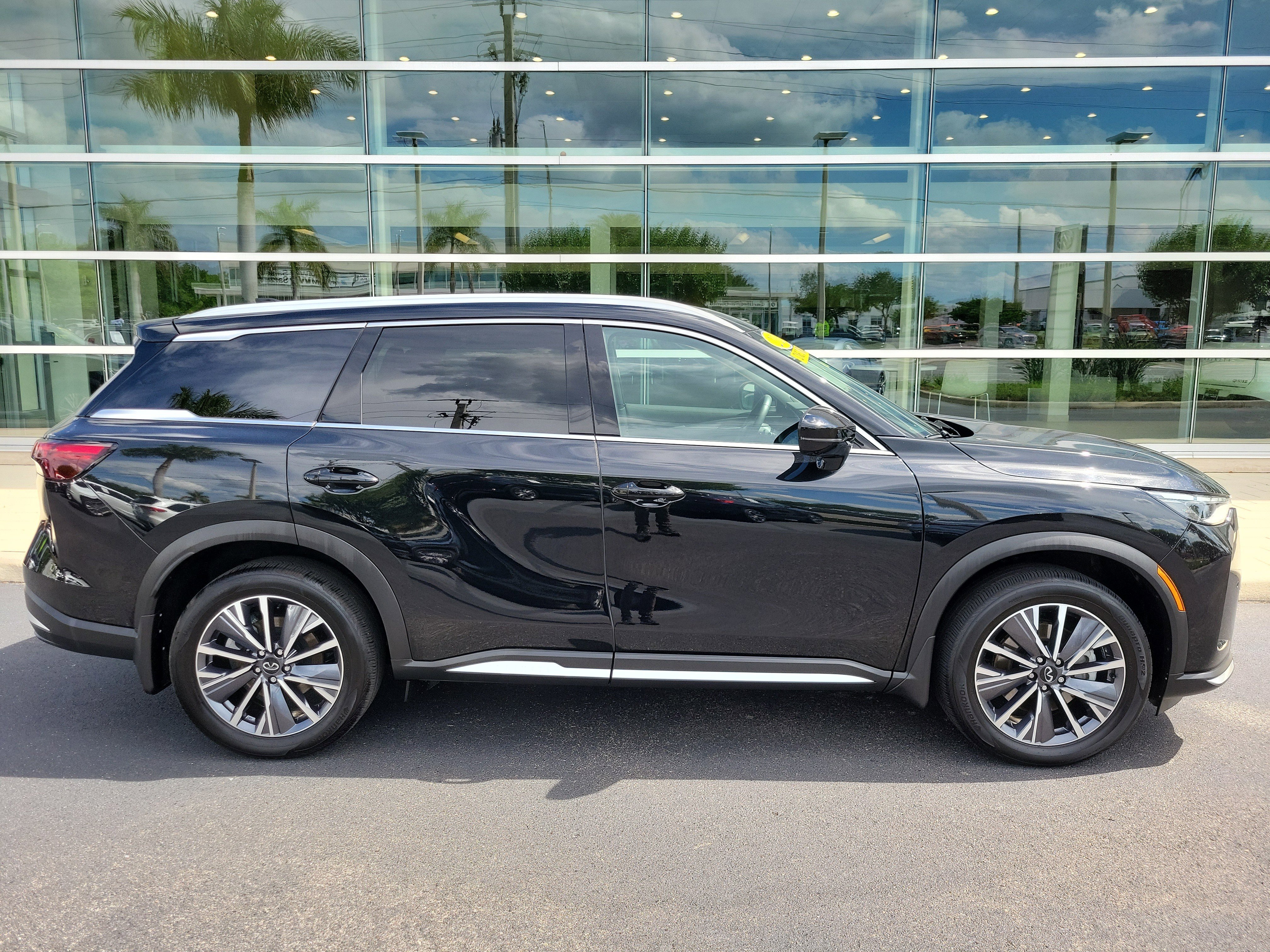 Certified 2026 INFINITI QX60 Luxe w/ Cargo Package FWD image 3