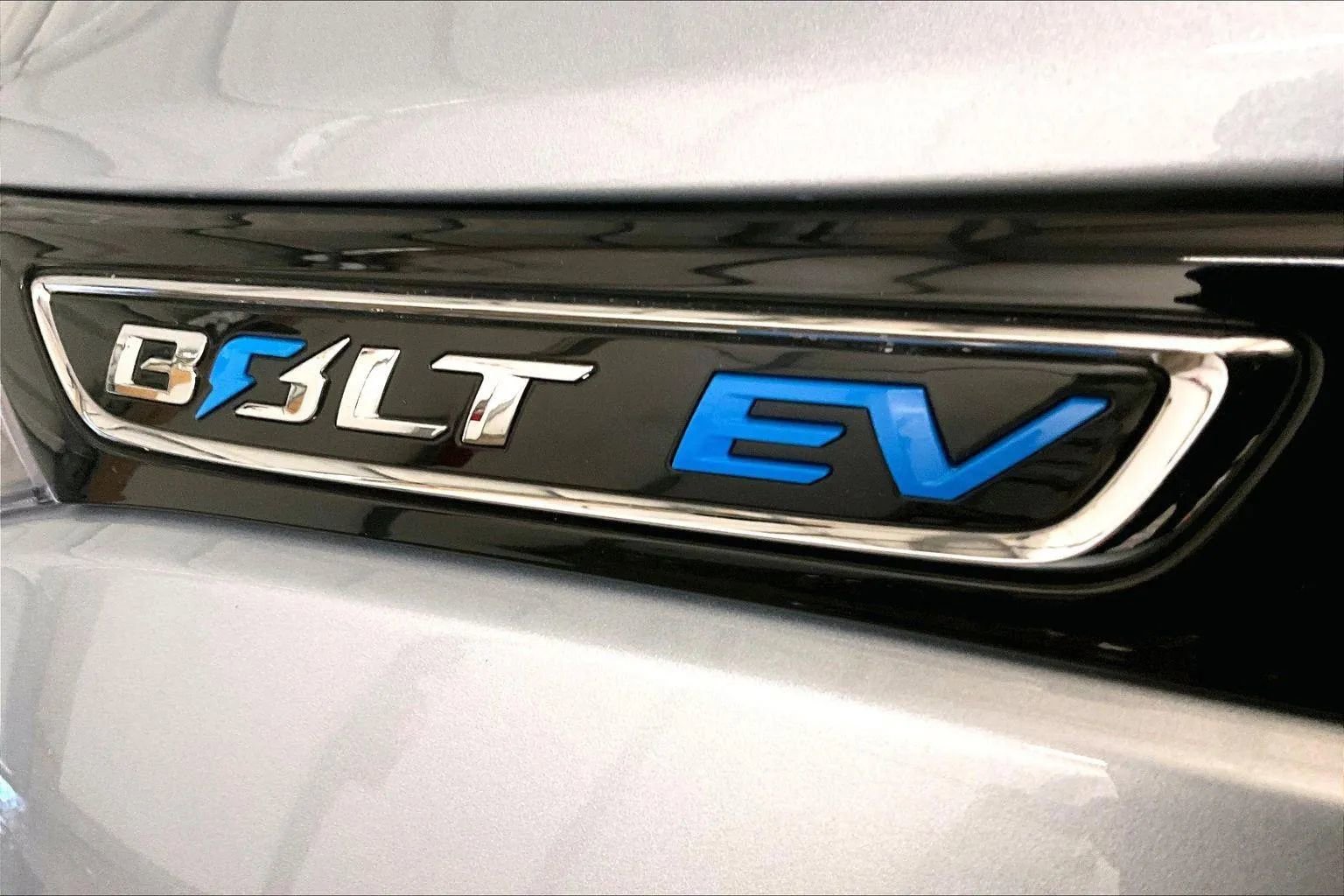 Used 2018 Chevrolet Bolt Premier w/ Driver Confidence II Package image 13