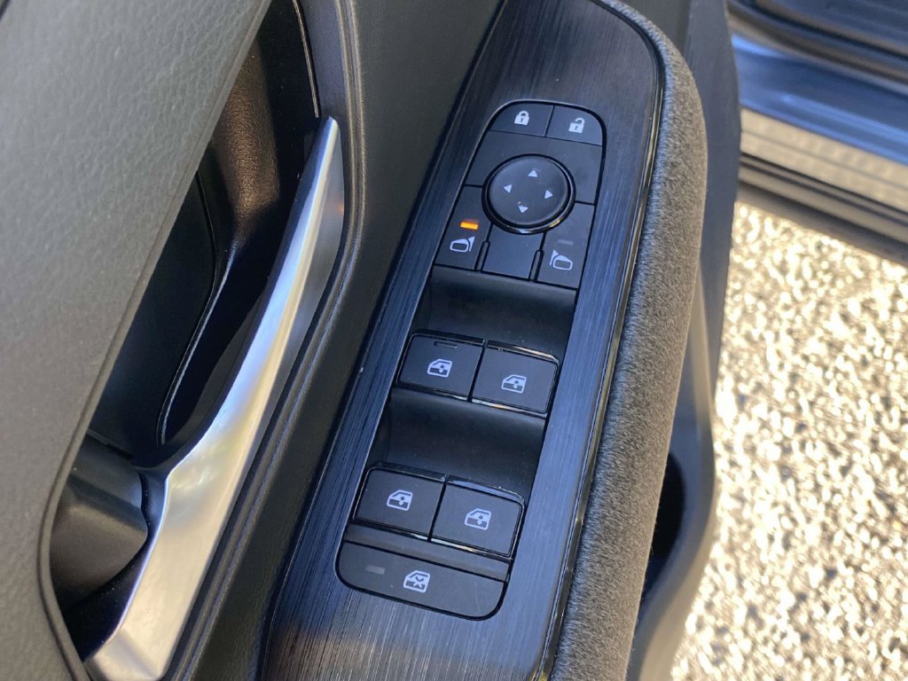 Used 2025 Nissan Kicks SV FWD image 15