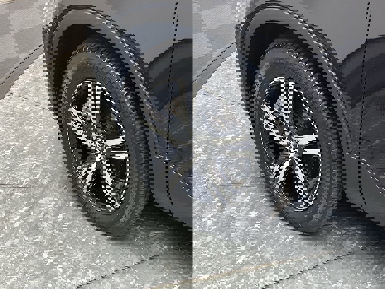 Used 2025 Volvo XC40 B5 Core image 32