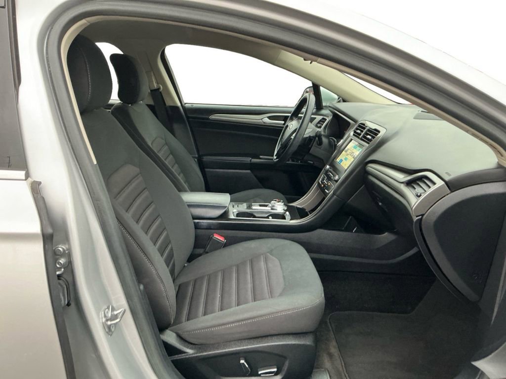 Used 2018 Ford Fusion SE w/ Fusion SE Technology Package image 22