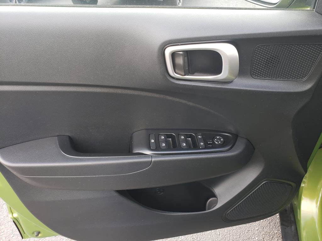 Used 2024 Hyundai Venue SEL FWD image 11