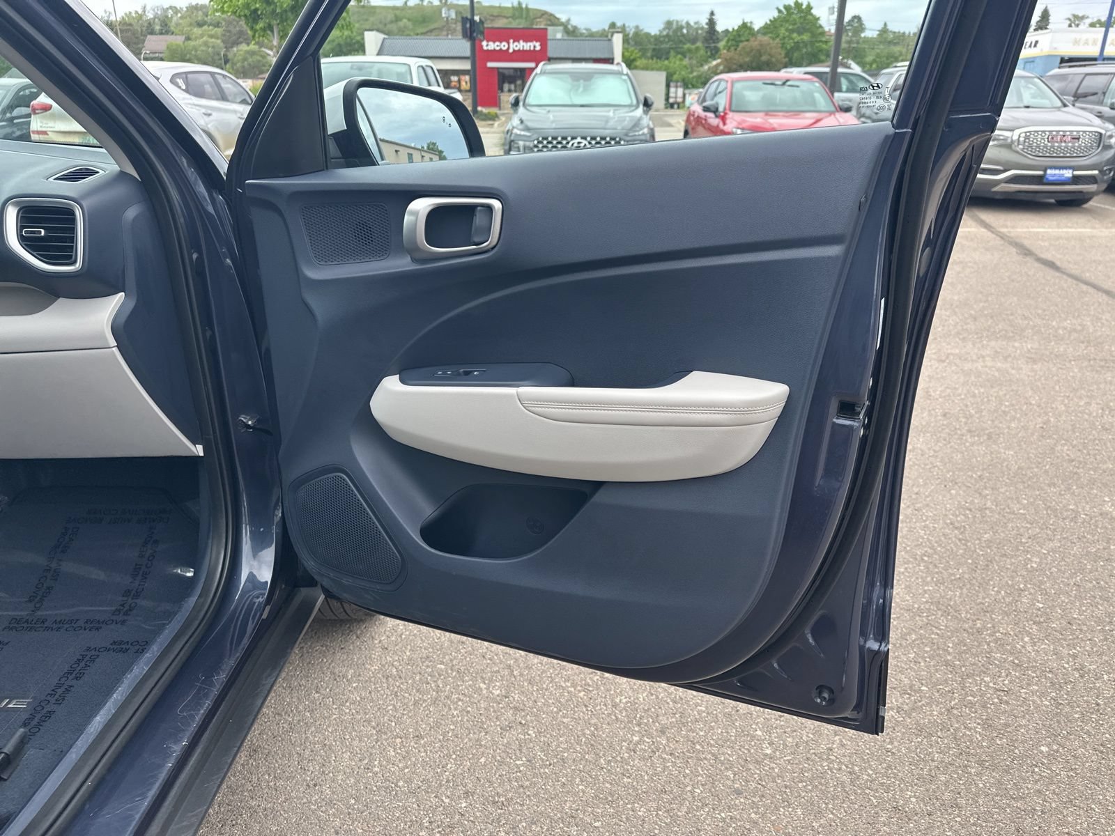 Used 2025 Hyundai Venue Limited FWD image 34