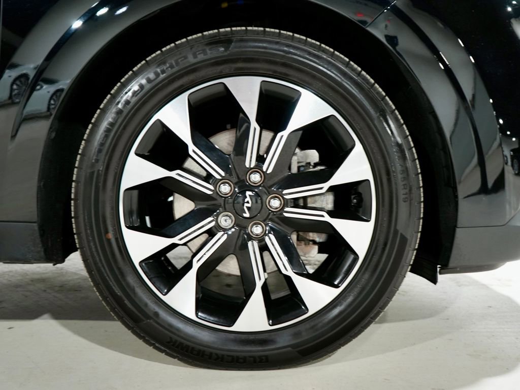 Used 2023 Kia Carnival EX image 34