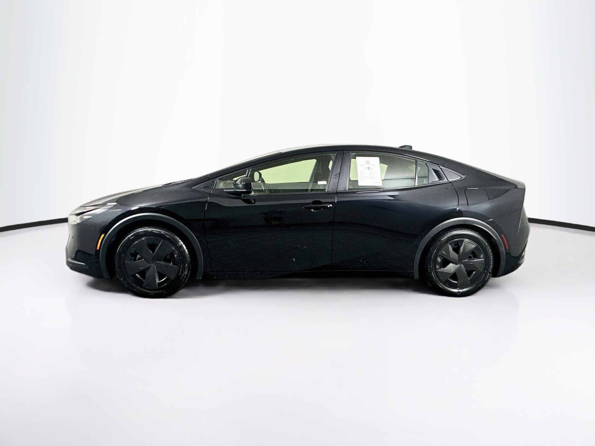 Used 2025 Toyota Prius LE FWD image 4