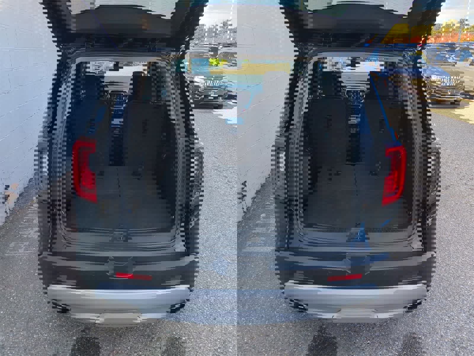 Used 2023 GMC Acadia SLE w/ Driver Convenience Package image 33