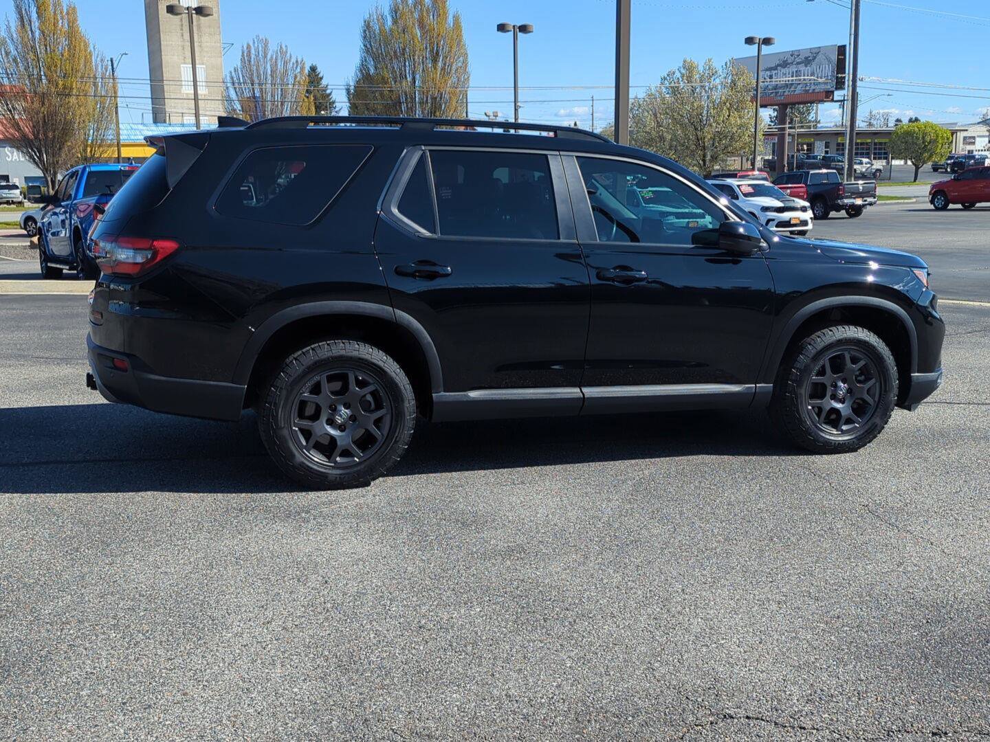 Used 2025 Honda Pilot TrailSport image 8
