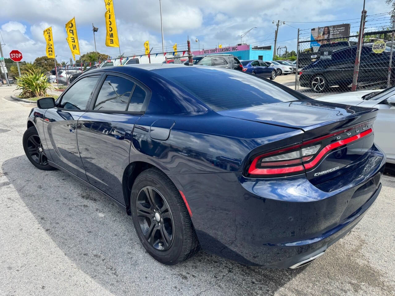 Used 2017 Dodge Charger SE w/ Popular Equipment Group image 4