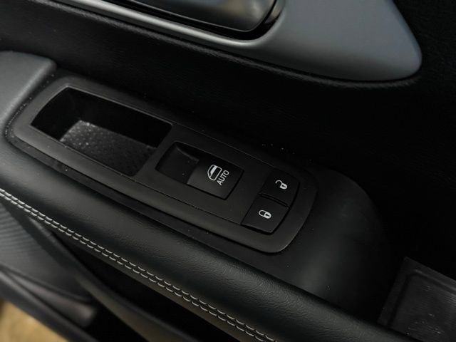 Certified 2025 Chrysler Pacifica Limited image 16