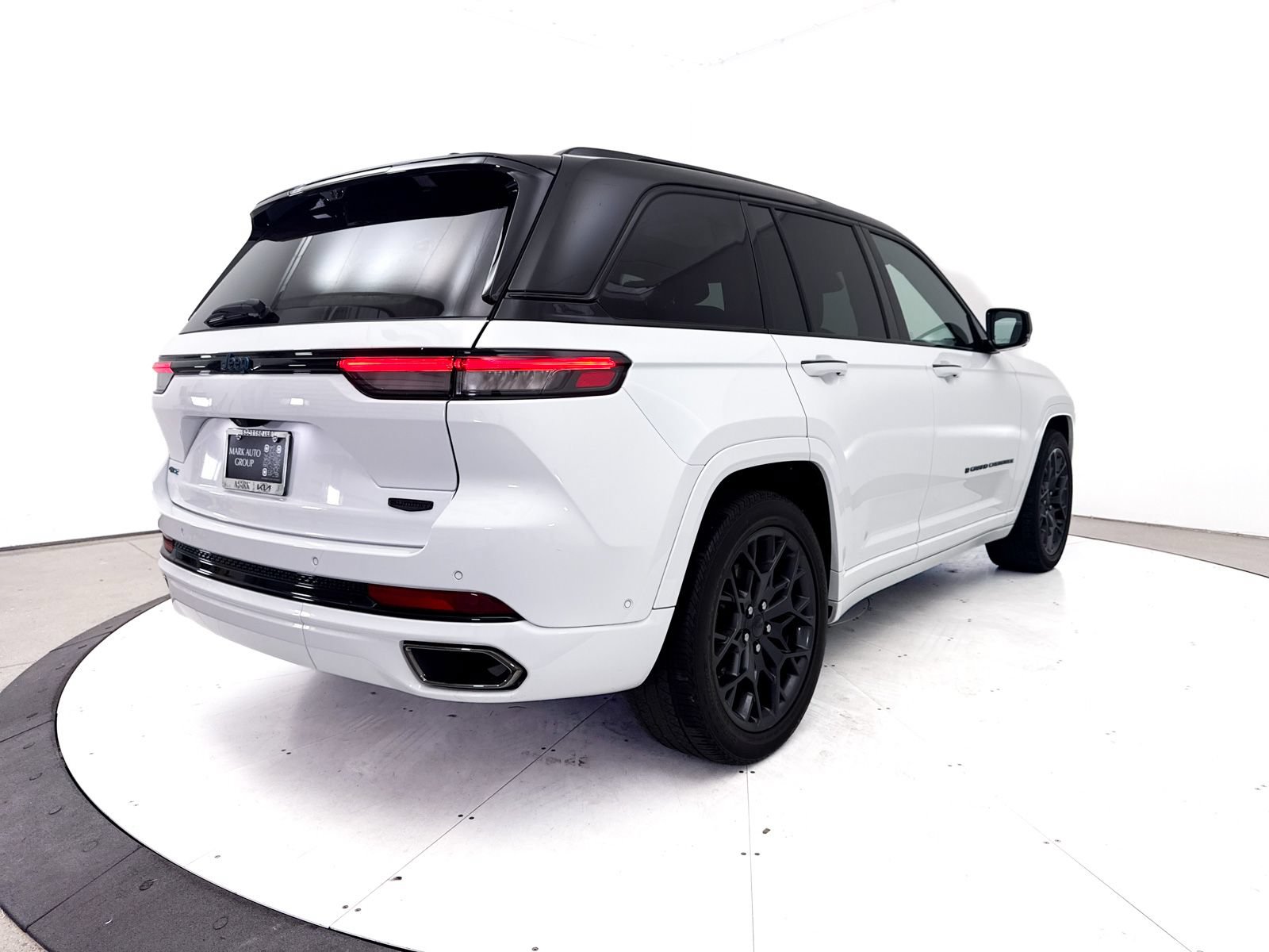 Used 2023 Jeep Grand Cherokee Summit AWD/4WD image 20