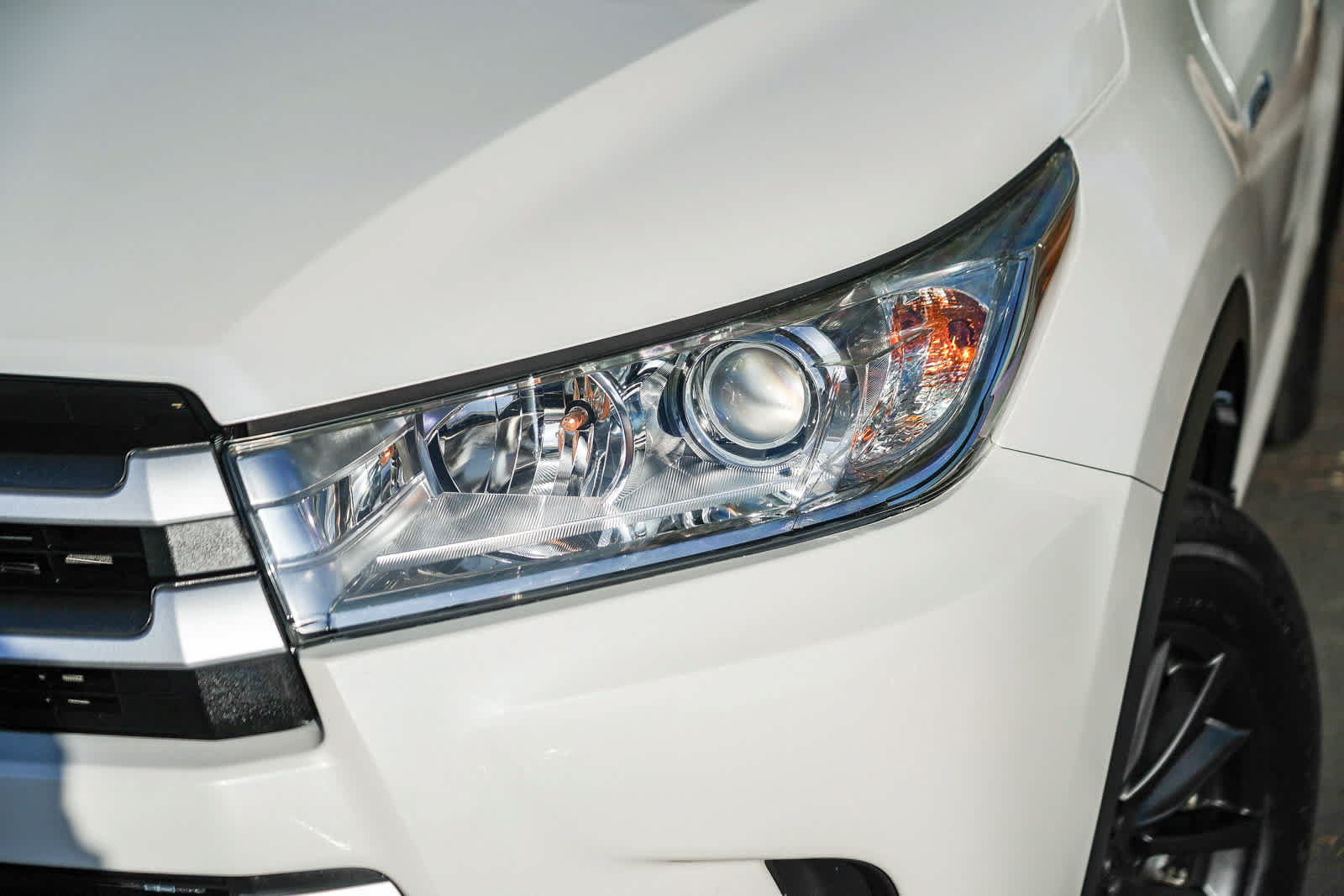 Used 2019 Toyota Highlander XLE w/ Carpet Mat Package (TMS) AWD/4WD image 2