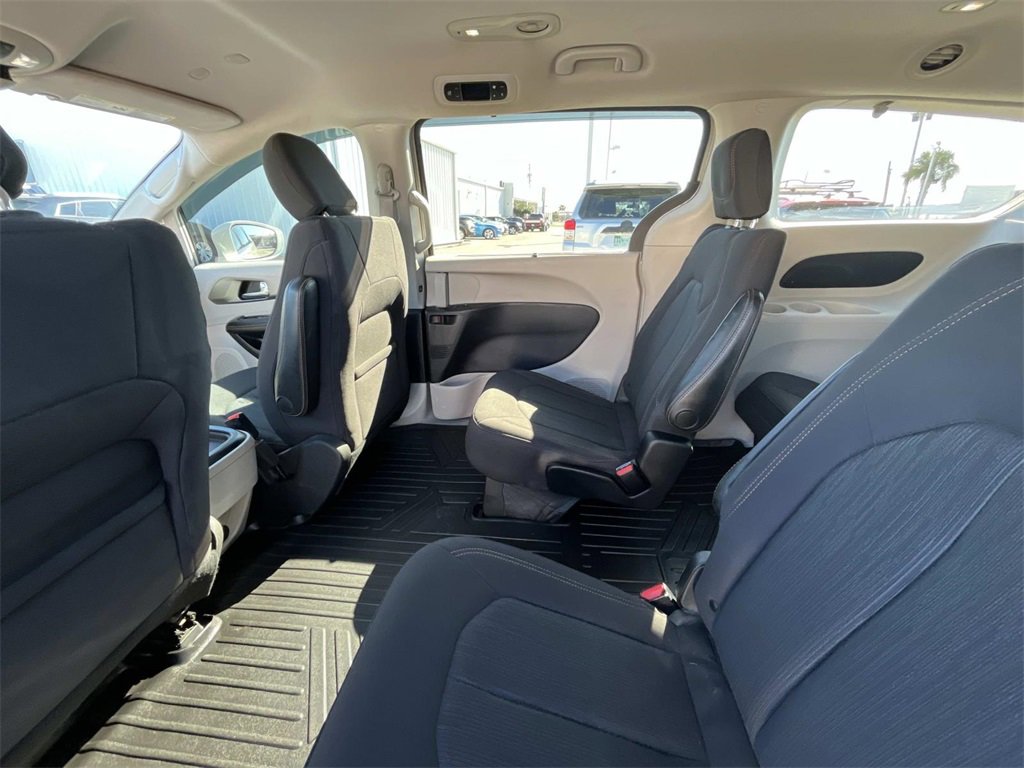 Used 2020 Chrysler Pacifica Touring w/ Tire & Wheel Group image 11