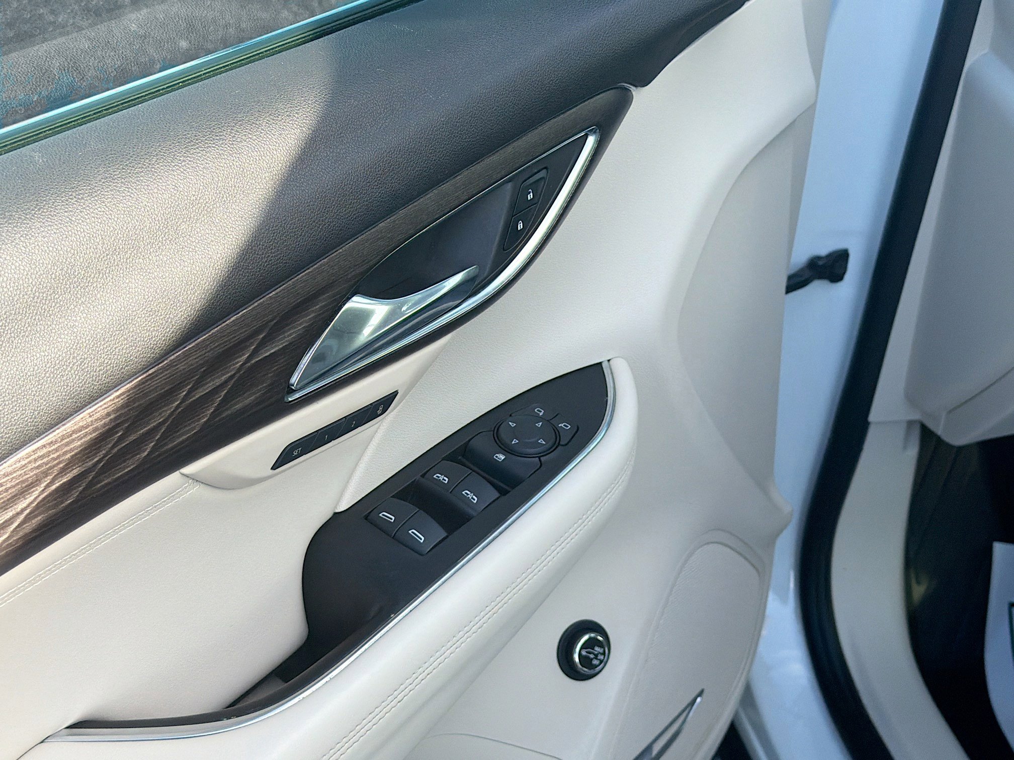 Used 2023 Buick Envision Avenir FWD image 18
