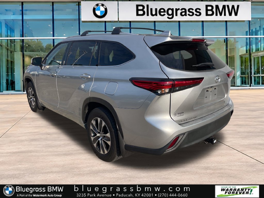 Used 2022 Toyota Highlander XLE AWD/4WD image 3