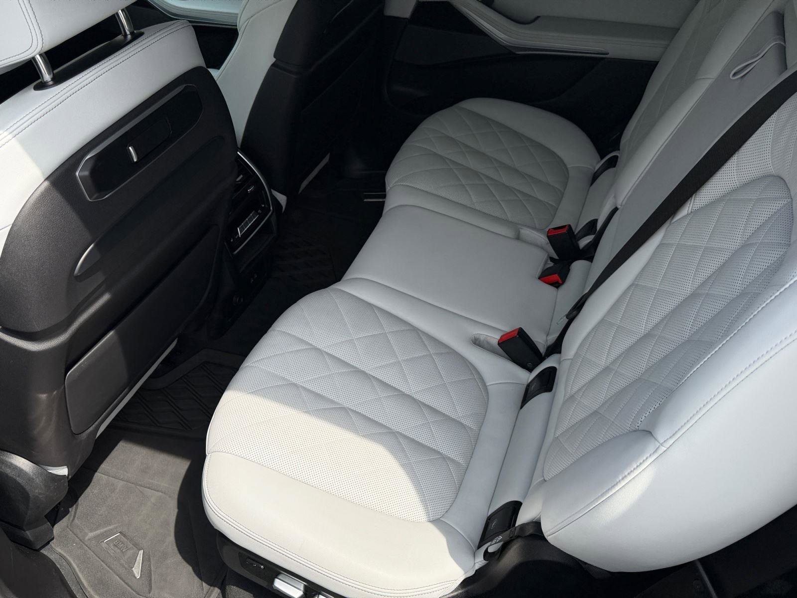 Used 2023 BMW X7 xDrive40i w/ Executive Package image 38