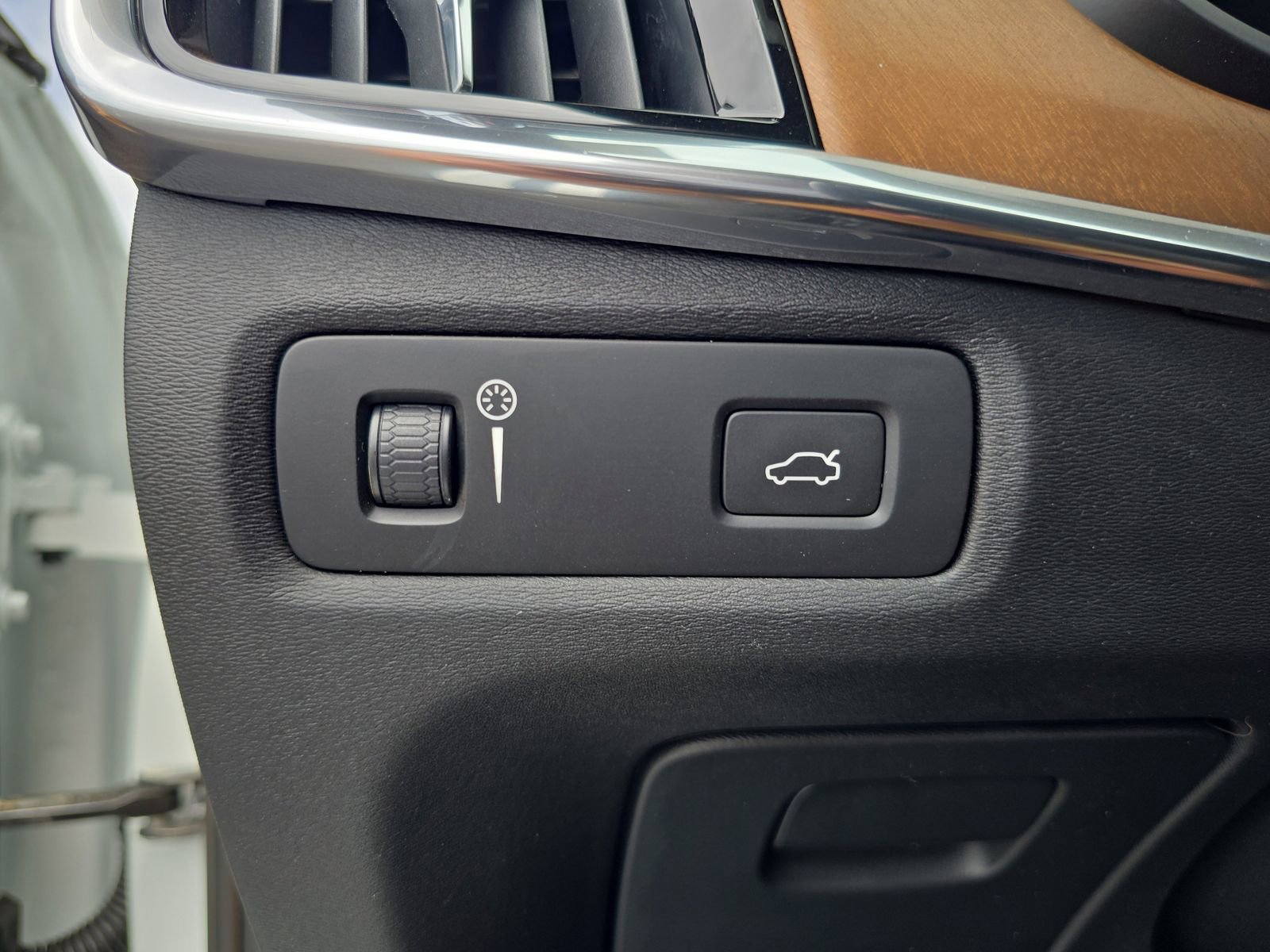 Used 2017 Volvo S90 T6 Inscription w/ Vision Package image 22