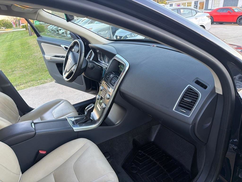 Used 2016 Volvo XC60 T5 Premier w/ Proximity Package image 16