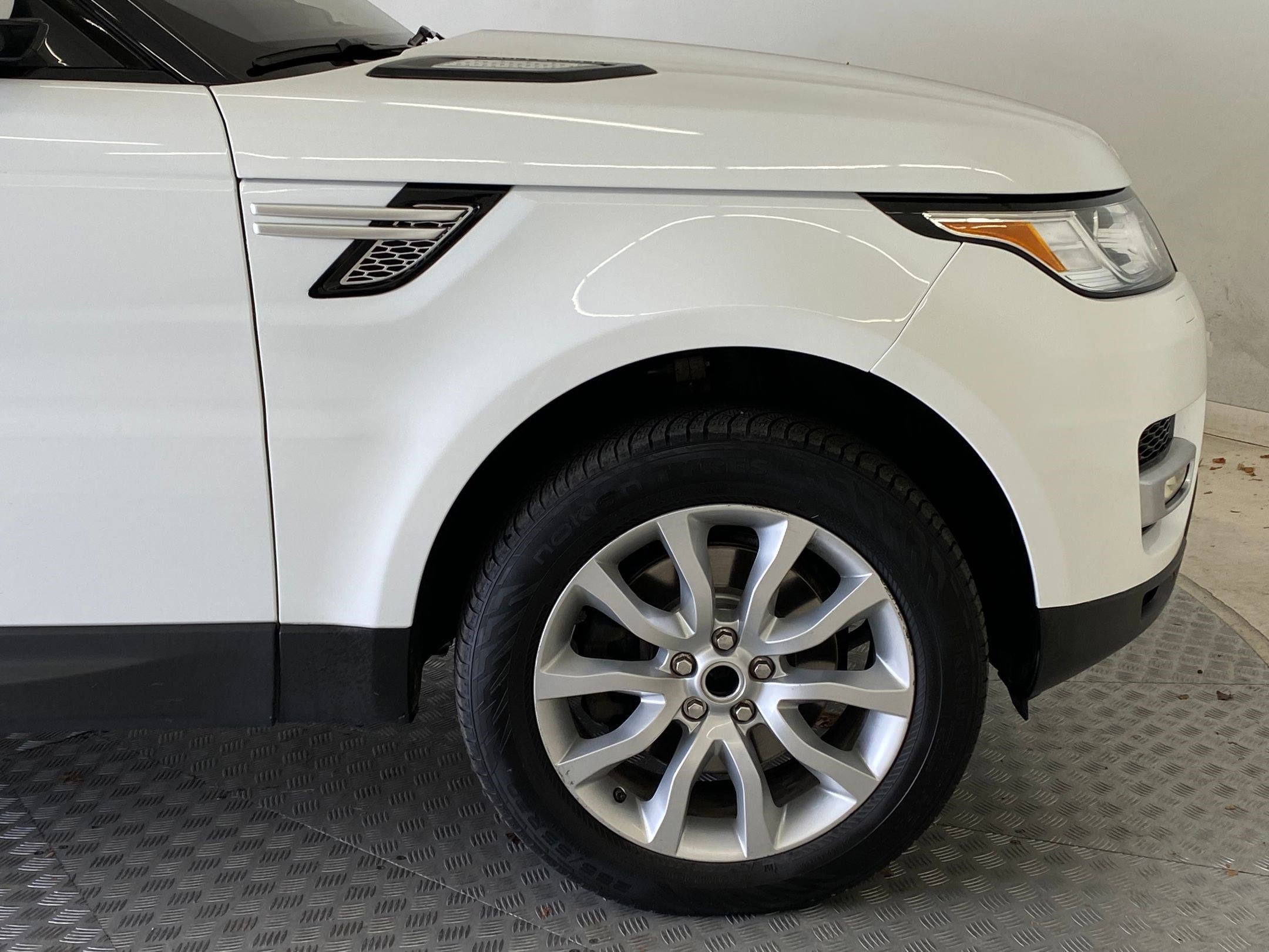 Used 2017 Land Rover Range Rover Sport HSE image 10