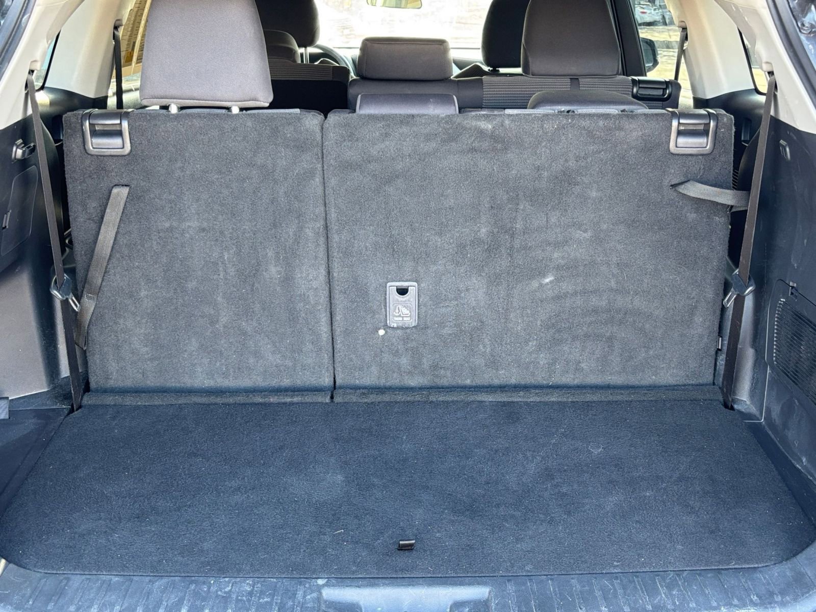 Used 2025 Toyota Highlander LE FWD image 31