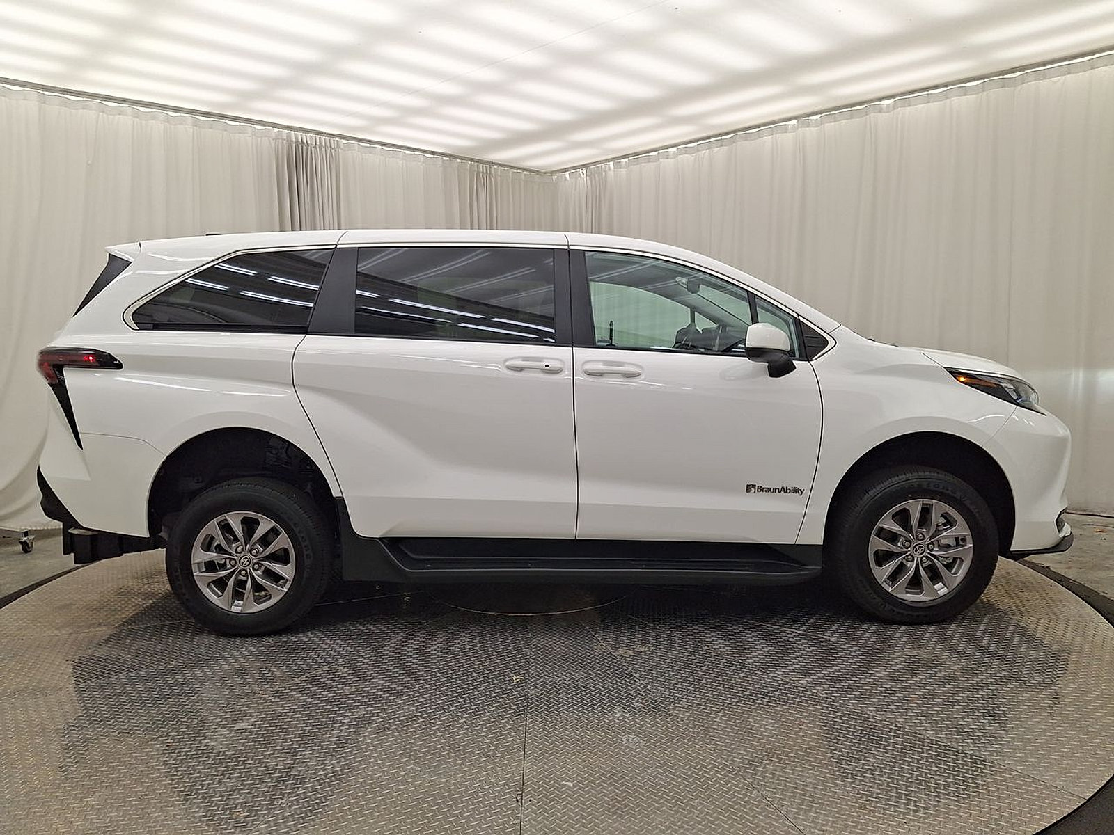 Used 2026 Toyota Sienna LE FWD image 28