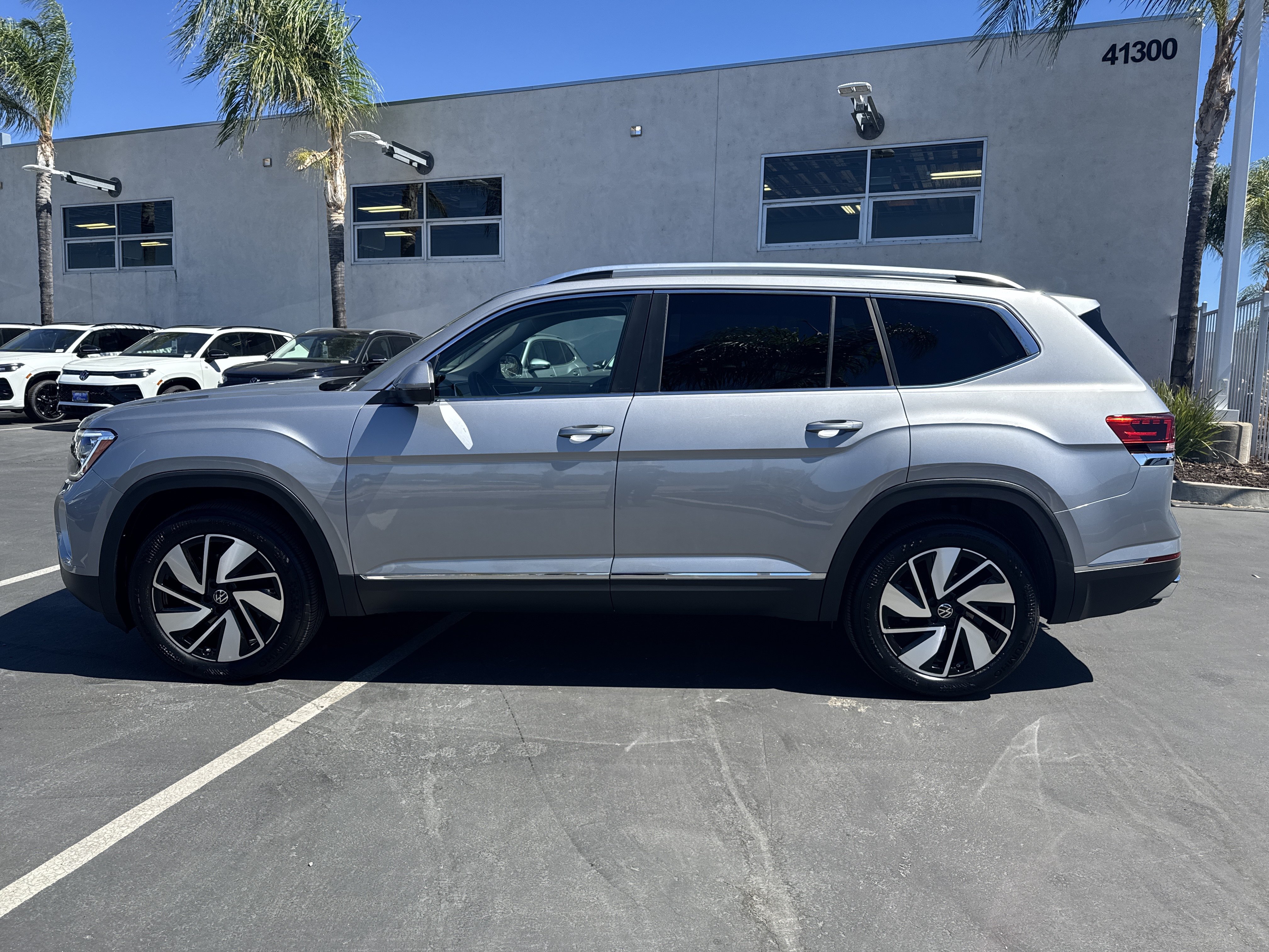 Used 2025 Volkswagen Atlas SEL AWD/4WD image 6