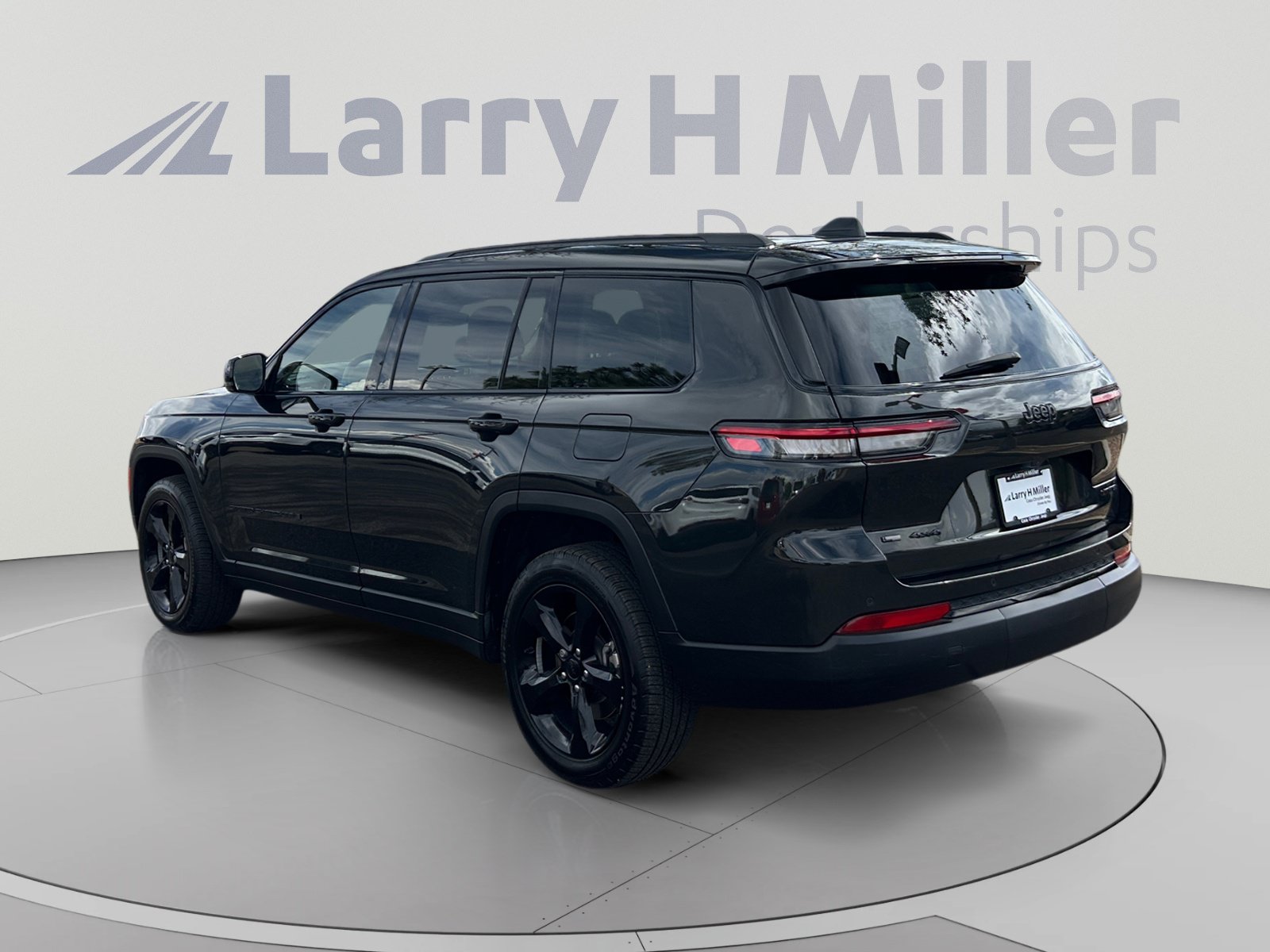 Used 2022 Jeep Grand Cherokee L Limited w/ Black Appearance Package AWD/4WD image 3