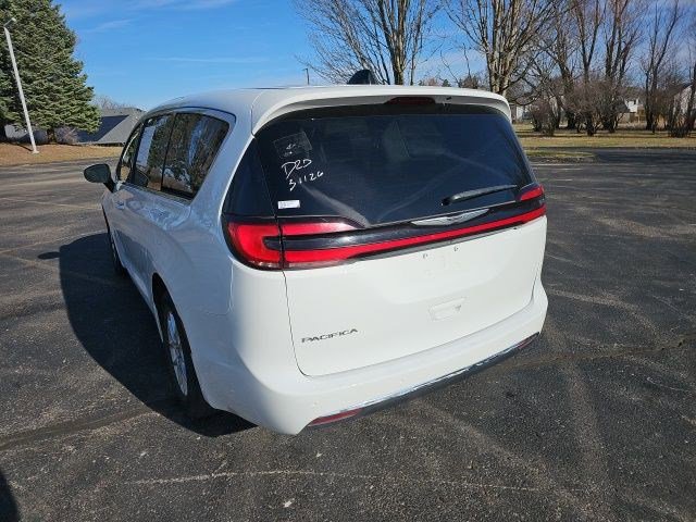 Used 2023 Chrysler Pacifica Touring-L image 3