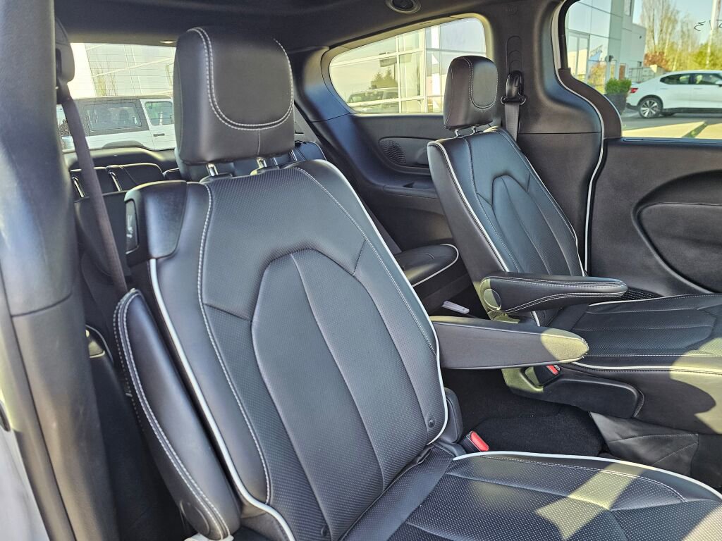 Used 2026 Chrysler Pacifica Limited image 15