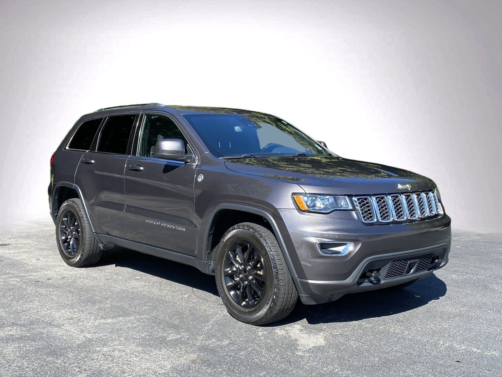Used 2021 Jeep Grand Cherokee Laredo AWD/4WD image 2