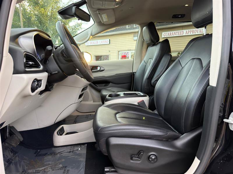 Used 2024 Chrysler Pacifica Touring-L FWD image 18