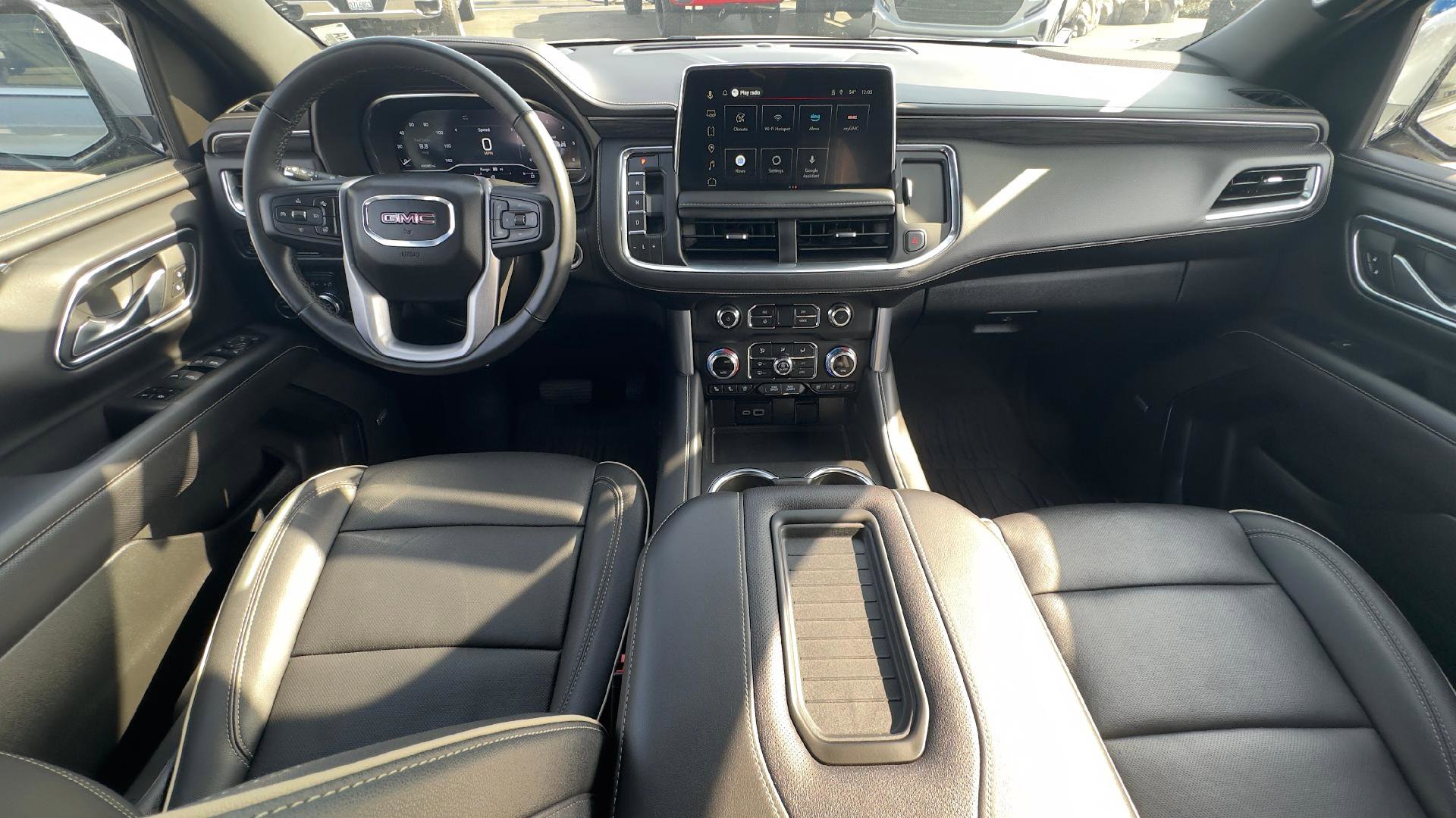 Used 2024 GMC Yukon SLT w/ SLT Luxury Package image 11