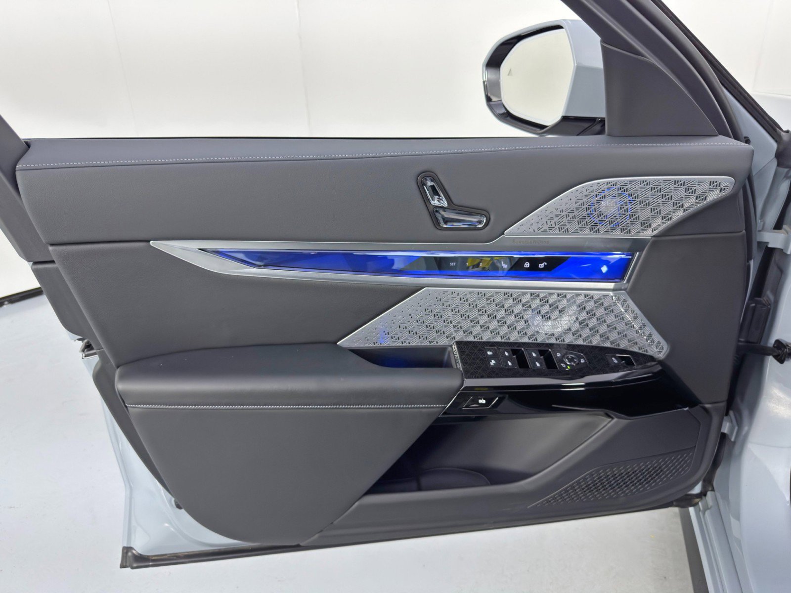 Used 2023 BMW i7 xDrive60 w/ Executive Package 2 image 57