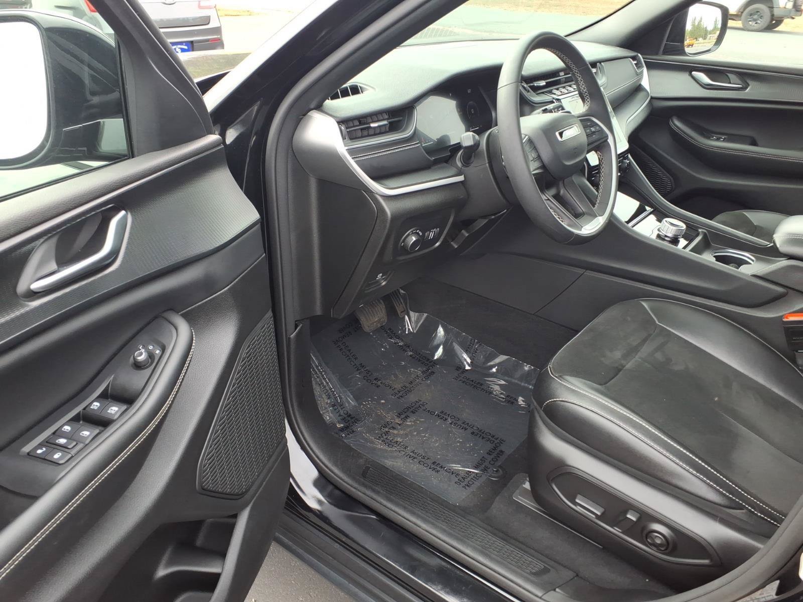 Used 2023 Jeep Grand Cherokee Altitude AWD/4WD image 10