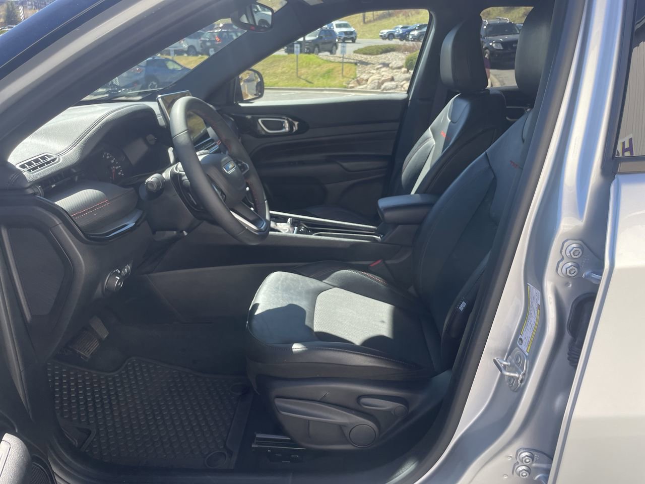 Used 2025 Jeep Compass Trailhawk AWD/4WD image 10