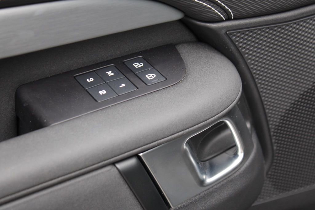 Certified 2025 Land Rover Discovery Dynamic SE image 13