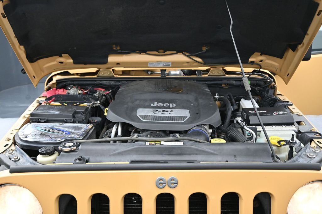 Used 2013 Jeep Wrangler Unlimited Rubicon w/ Connectivity Group AWD/4WD image 26