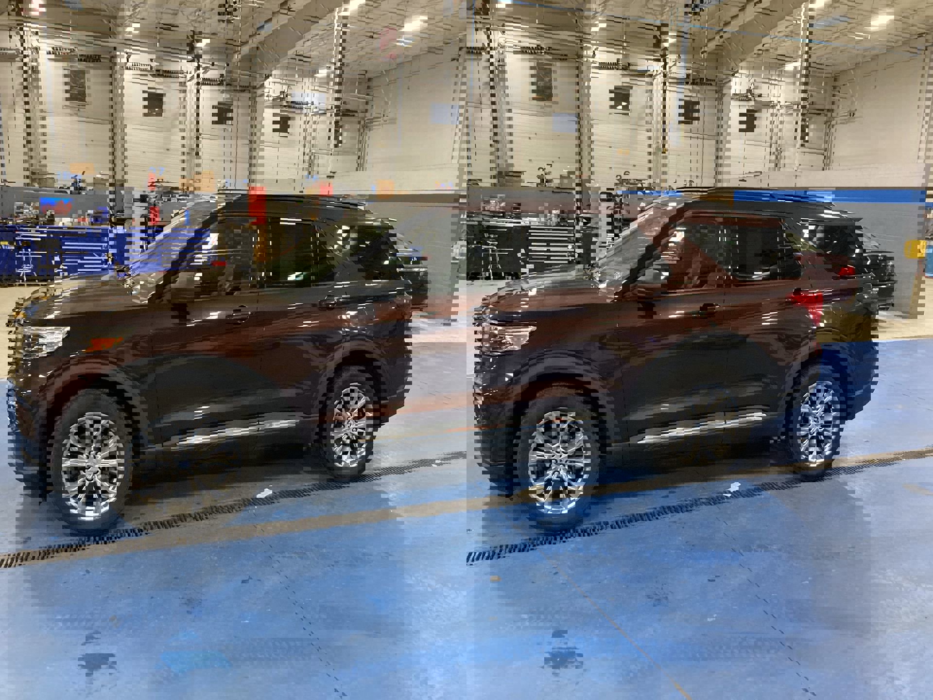 Used 2020 Ford Explorer XLT w/ Equipment Group 202A image 4