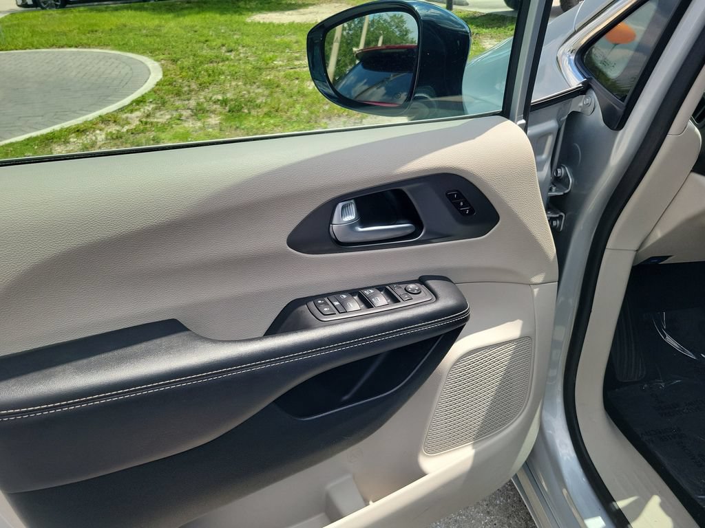 Used 2024 Chrysler Pacifica Touring-L FWD image 17