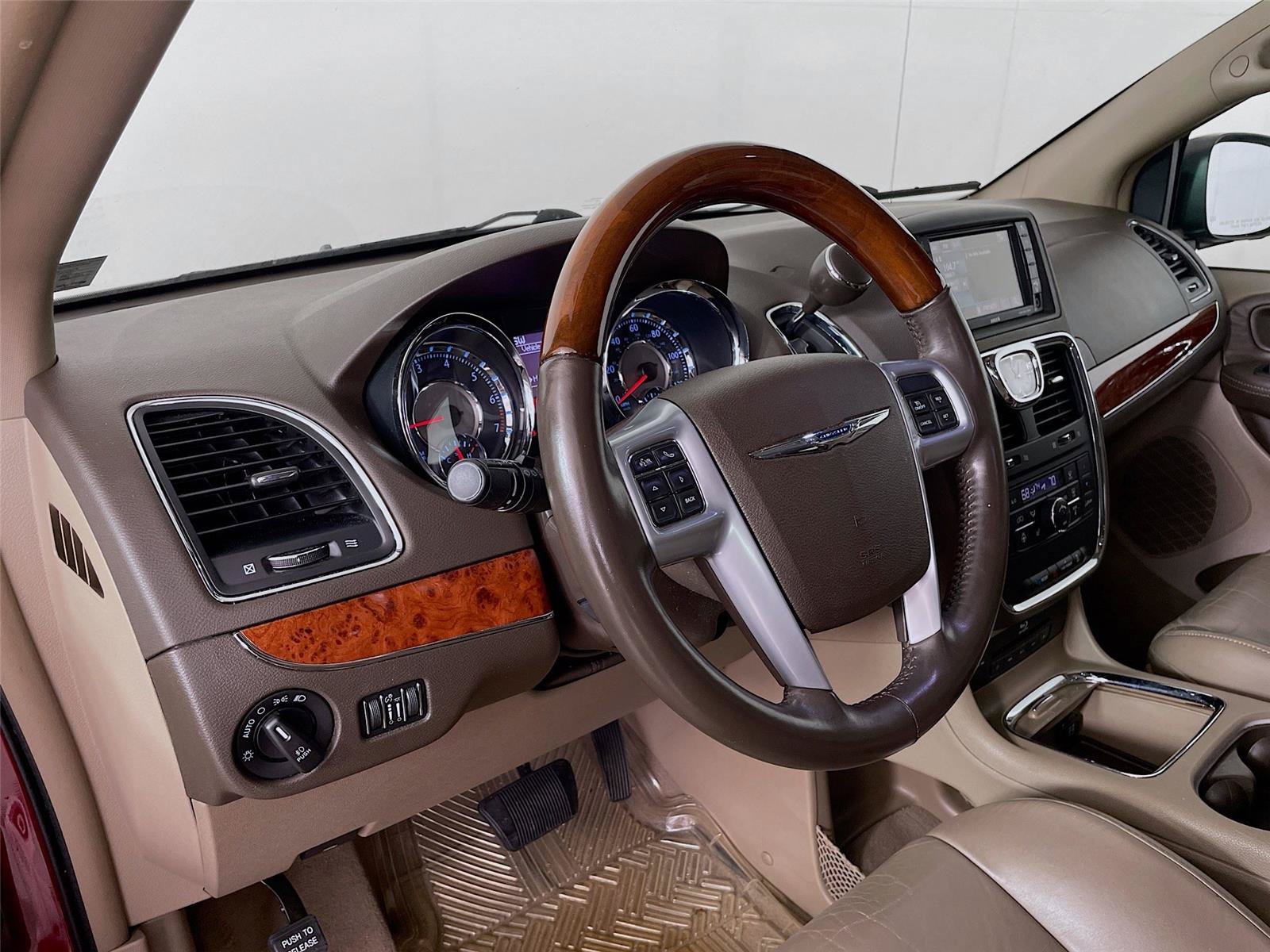 Used 2014 Chrysler Town & Country Limited w/ Luxury Group FWD image 12