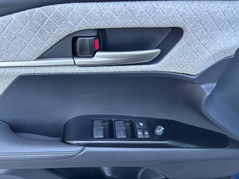 Used 2025 Toyota Camry XLE AWD/4WD image 18