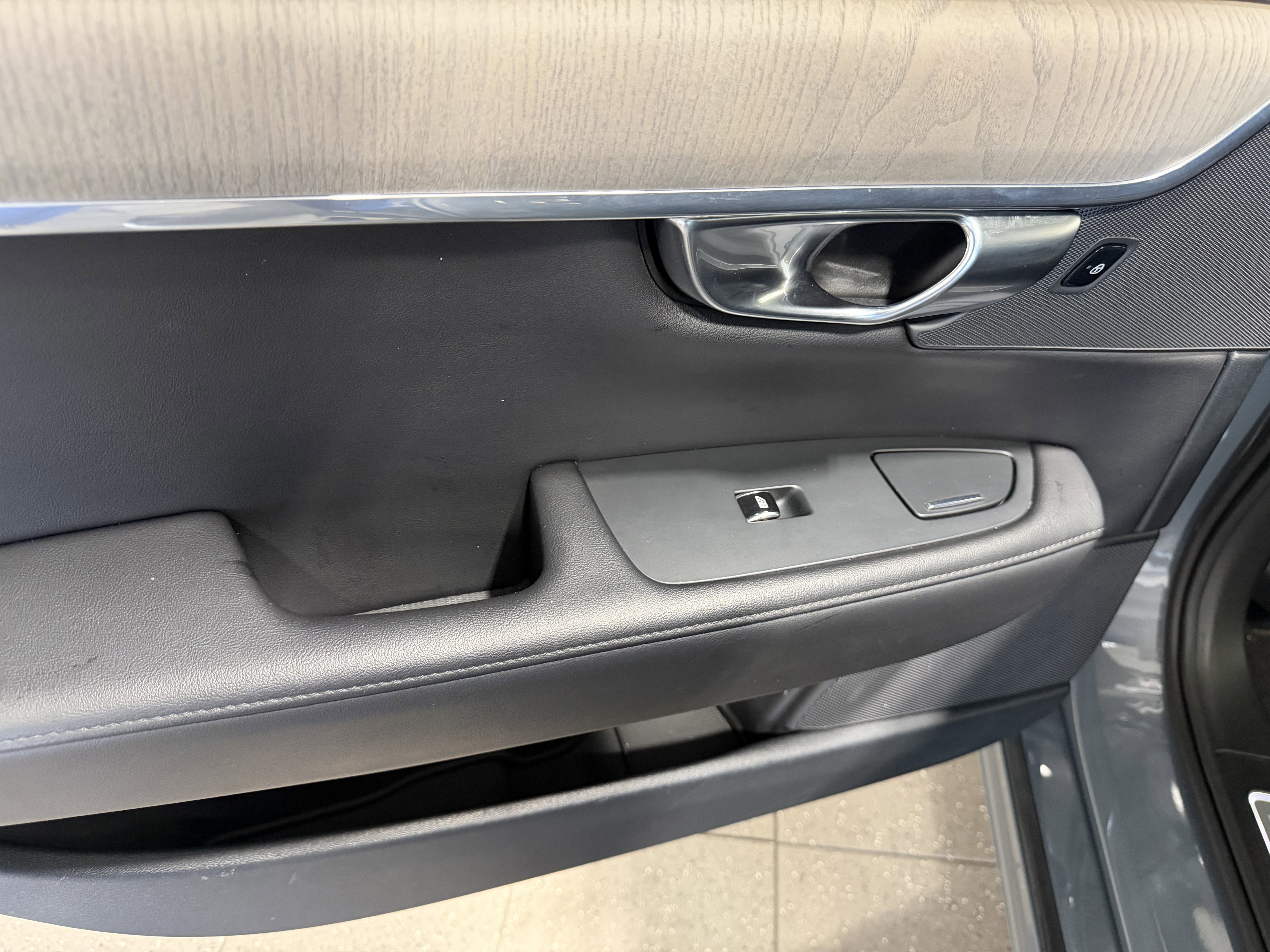 Used 2023 Volvo S90 B6 Plus AWD/4WD image 22