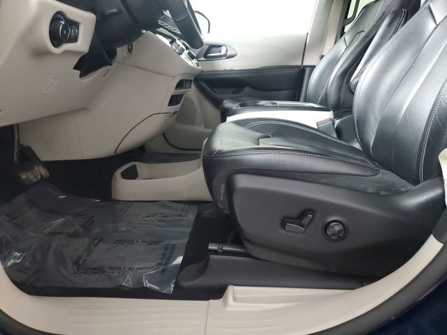 Used 2022 Chrysler Pacifica Touring-L image 19