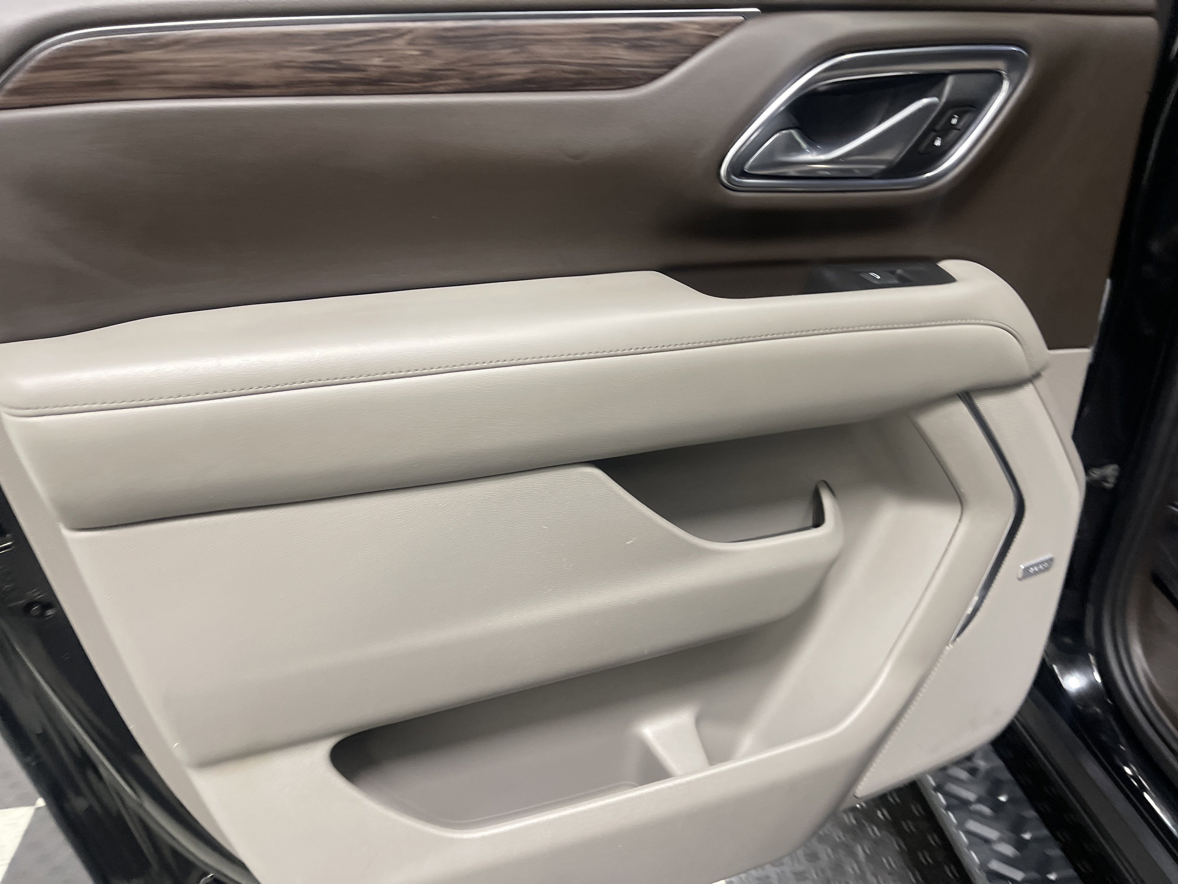 Used 2021 Chevrolet Suburban Z71 w/ Z71 Off-Road Package AWD/4WD image 15