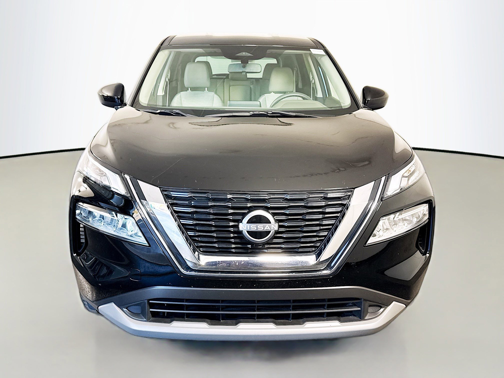 Used 2023 Nissan Rogue SV image 2