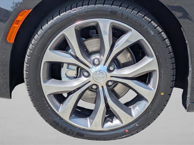 Used 2017 Chrysler Pacifica Limited w/ UConnect Theater Package image 10