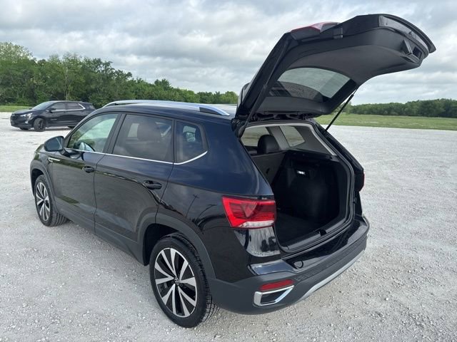 Used 2024 Volkswagen Taos SE FWD image 3