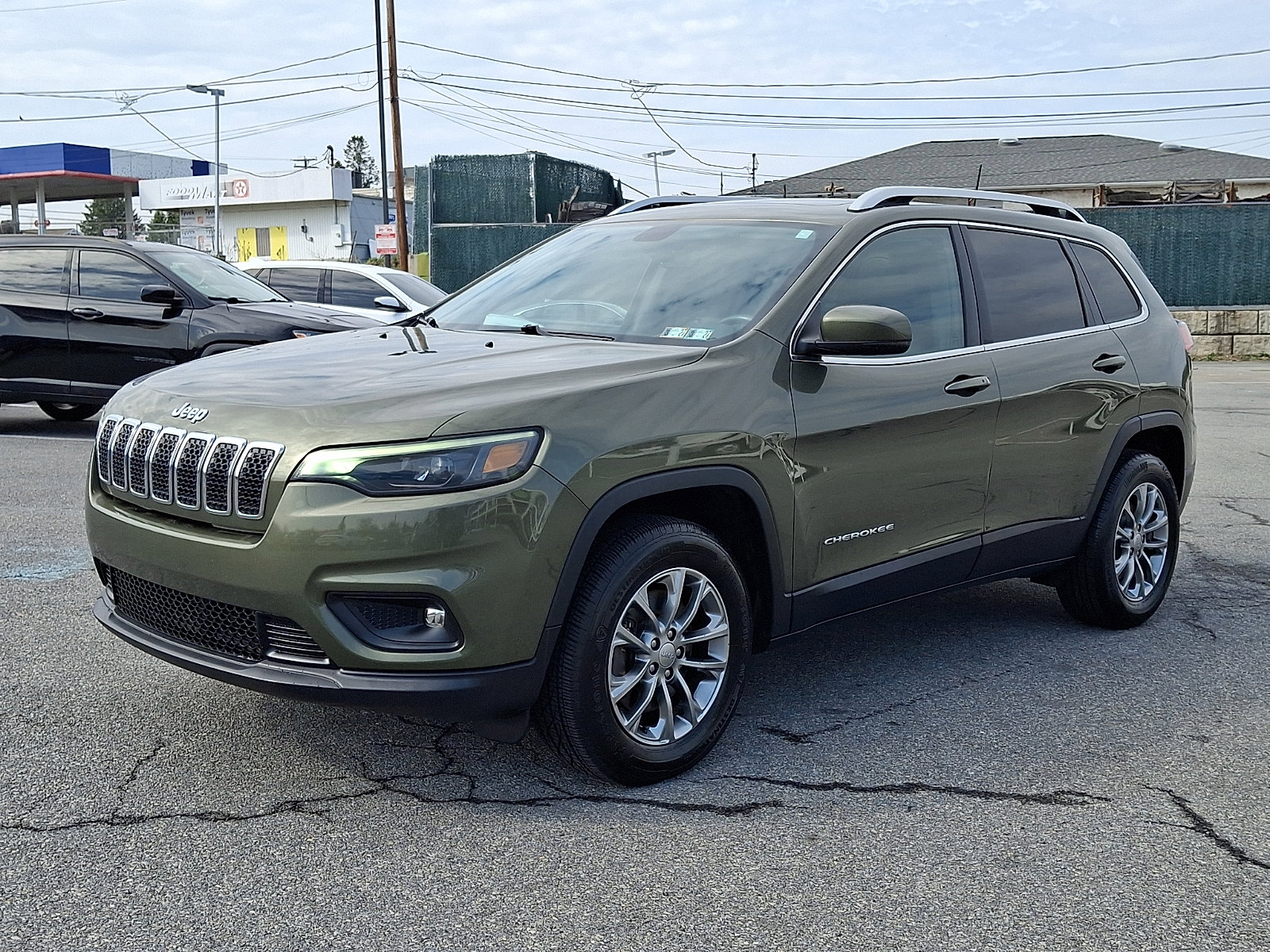 Used 2020 Jeep Cherokee Latitude Plus w/ Comfort/Convenience Group AWD/4WD image 3